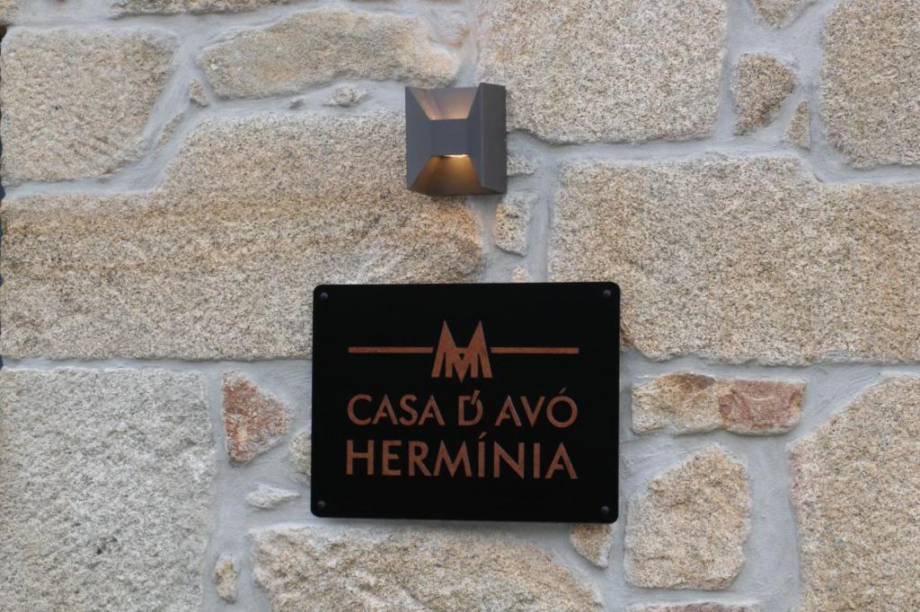 a sign on the side of a stone wall at Casa d'avó Herminia in Seia