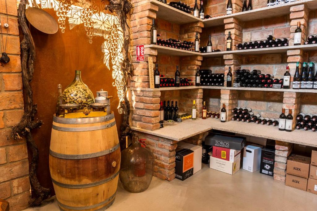sala degustacji wina z dużą beczką i butelkami wina w obiekcie Veltlin Bed & Wine w mieście Valtice