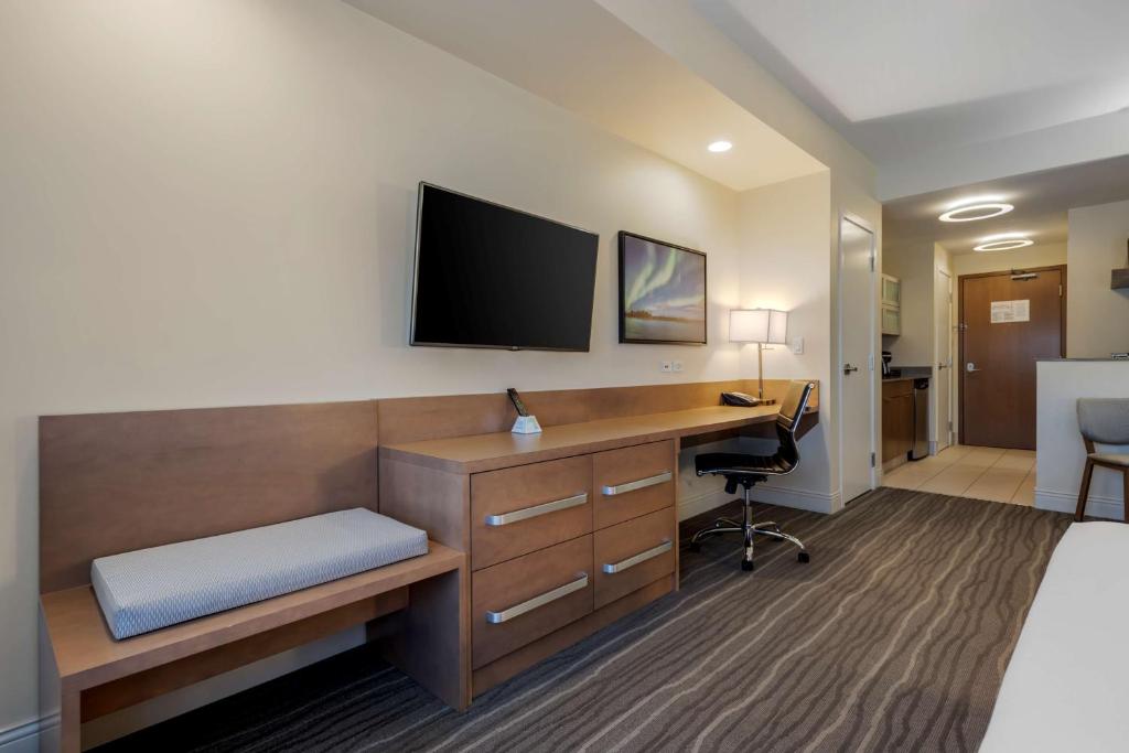 TV a/nebo společenská místnost v ubytování Best Western Plus Sawridge Suites