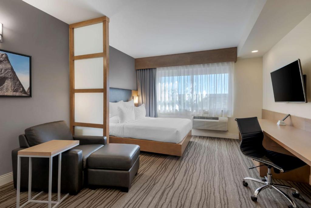 Postel nebo postele na pokoji v ubytování Best Western Plus Sawridge Suites