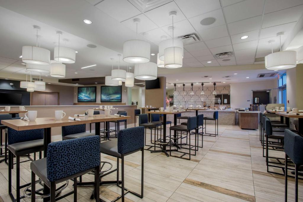 Kuchyň nebo kuchyňský kout v ubytování Best Western Plus Sawridge Suites