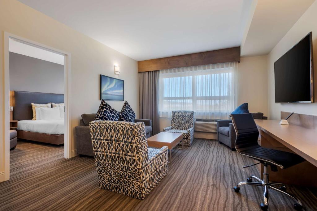 TV a/nebo společenská místnost v ubytování Best Western Plus Sawridge Suites