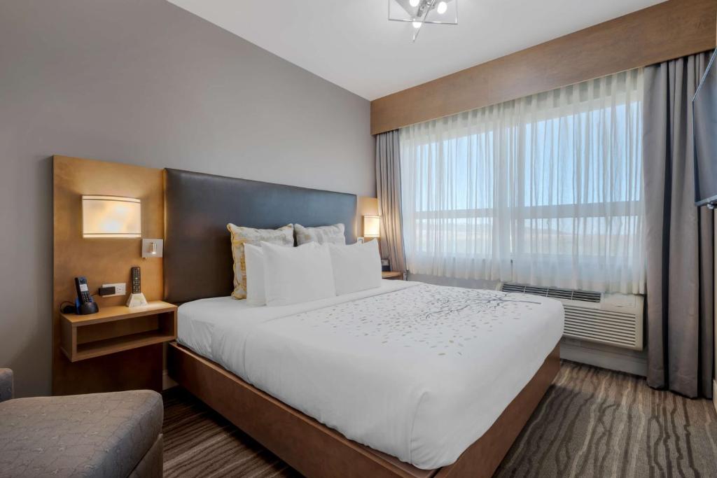 Postel nebo postele na pokoji v ubytování Best Western Plus Sawridge Suites