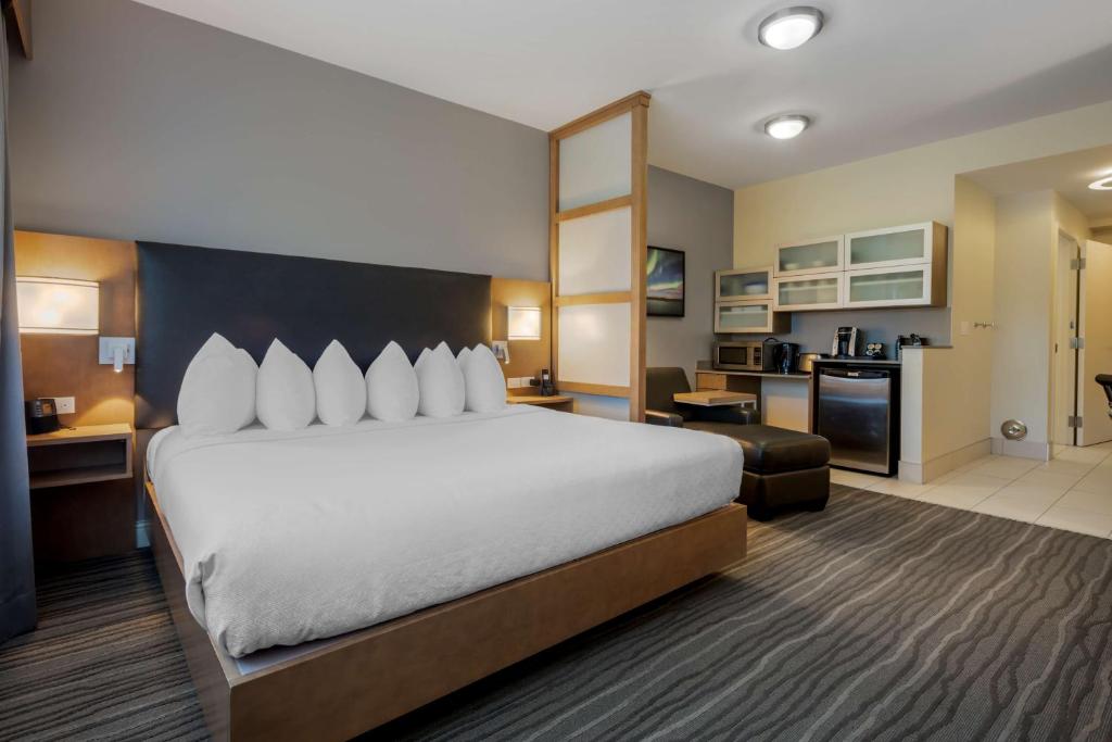 Postel nebo postele na pokoji v ubytování Best Western Plus Sawridge Suites