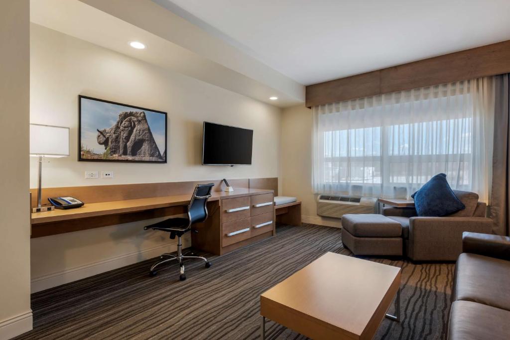TV a/nebo společenská místnost v ubytování Best Western Plus Sawridge Suites