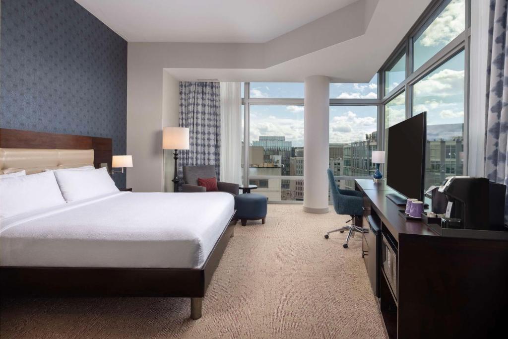Hilton Garden Inn Washington DC/Georgetown Area - Deluxe King Room With Sofa Bed