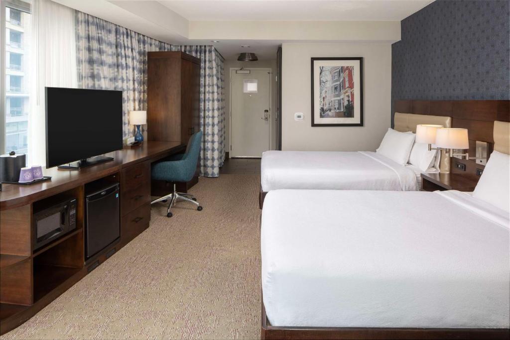 Hilton Garden Inn Washington DC/Georgetown Area - Corner Queen Room With Two Queen Beds