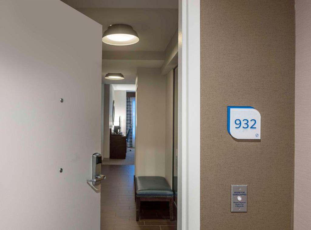 Hilton Garden Inn Washington DC/Georgetown Area - King Room - Hearing Access