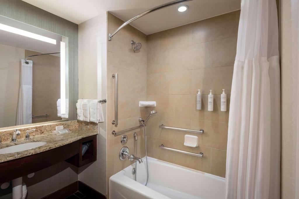 Hilton Garden Inn Washington DC/Georgetown Area - Queen Room With Two Queen Beds - Mobility Access