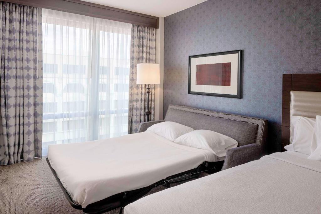 Hilton Garden Inn Washington DC/Georgetown Area - Deluxe Queen Room With Two Queen Beds And Sofa Bed