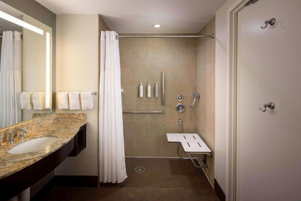 Hilton Garden Inn Washington DC/Georgetown Area - King Room With Roll-In Shower - Mobility Accessible