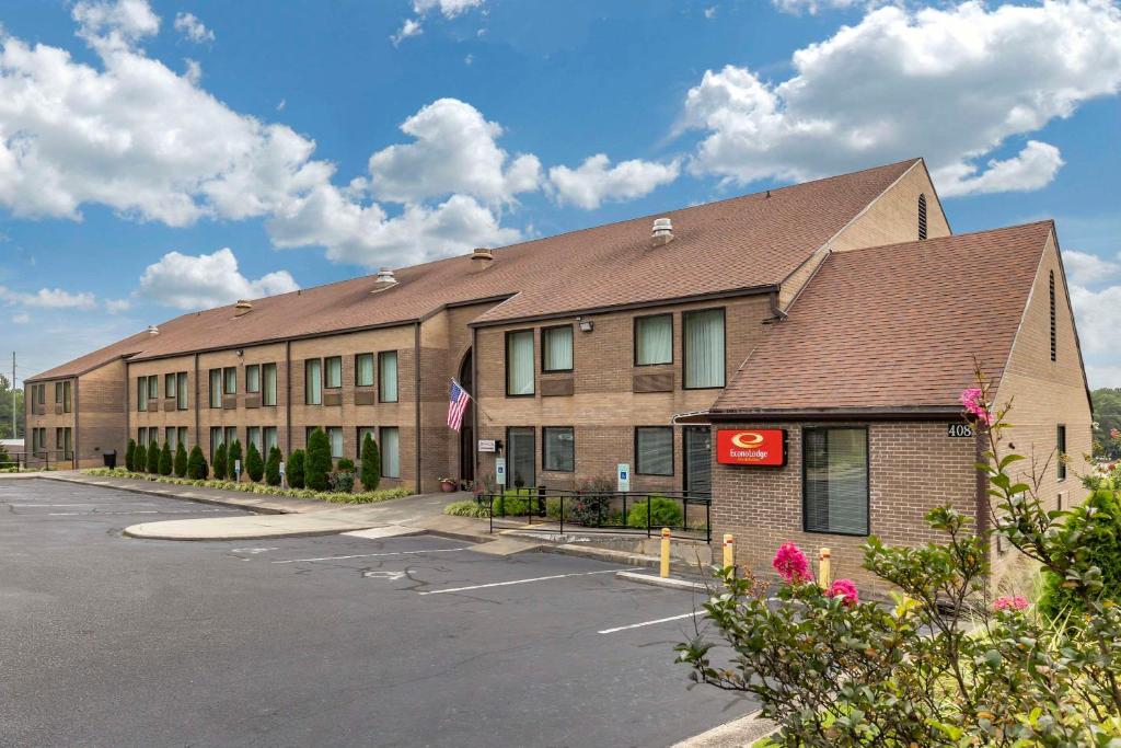 an empty parking lot in front of a building at Econo Lodge & Suites Southern Pines - Pinehurst in Southern Pines