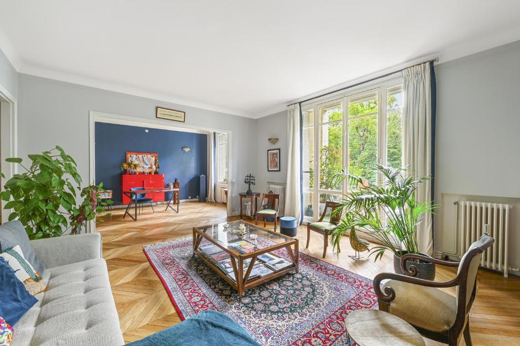 un salon avec un canapé et une table dans l'établissement Veeve - Gardenside Glamour, à Paris