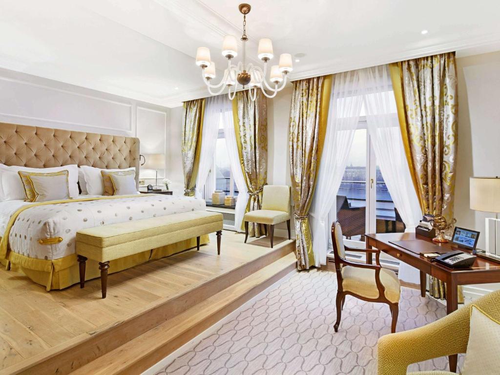 Postel nebo postele na pokoji v ubytování Fairmont Hotel Vier Jahreszeiten