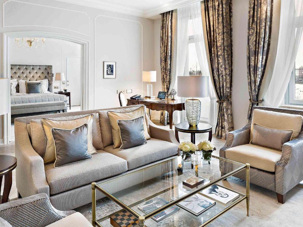 Posezení v ubytování Fairmont Hotel Vier Jahreszeiten