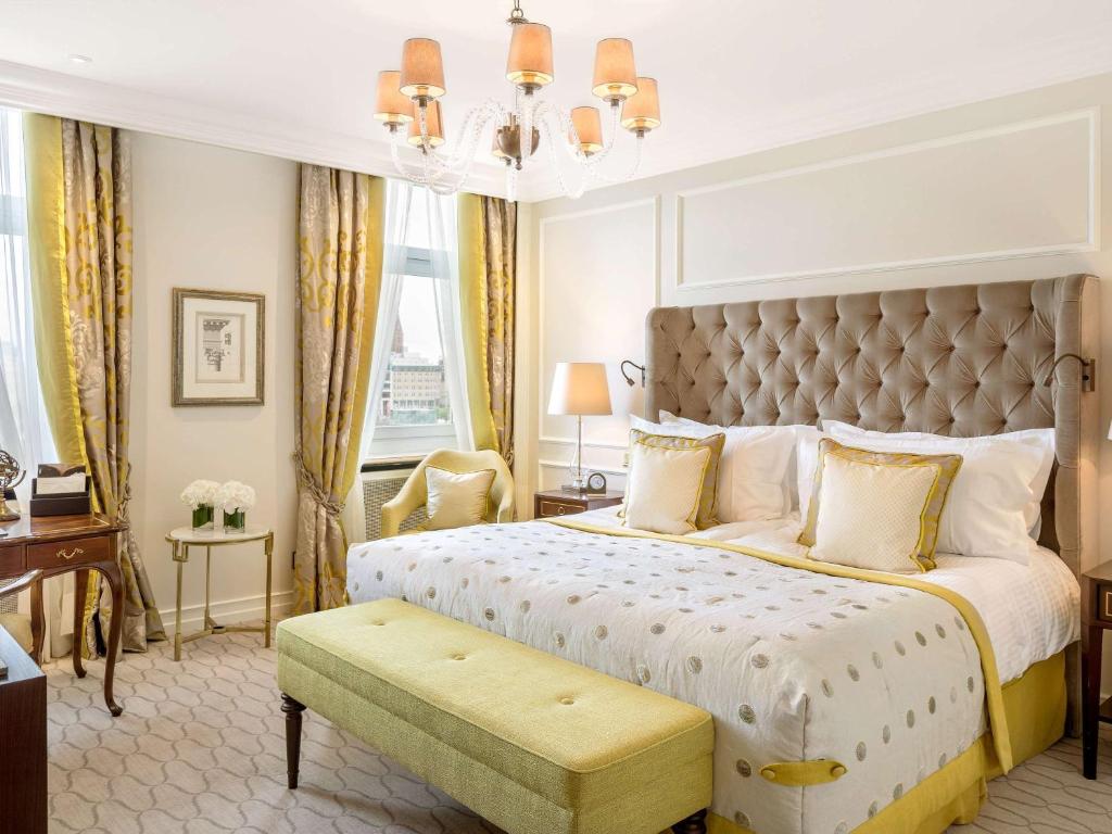 Postel nebo postele na pokoji v ubytování Fairmont Hotel Vier Jahreszeiten