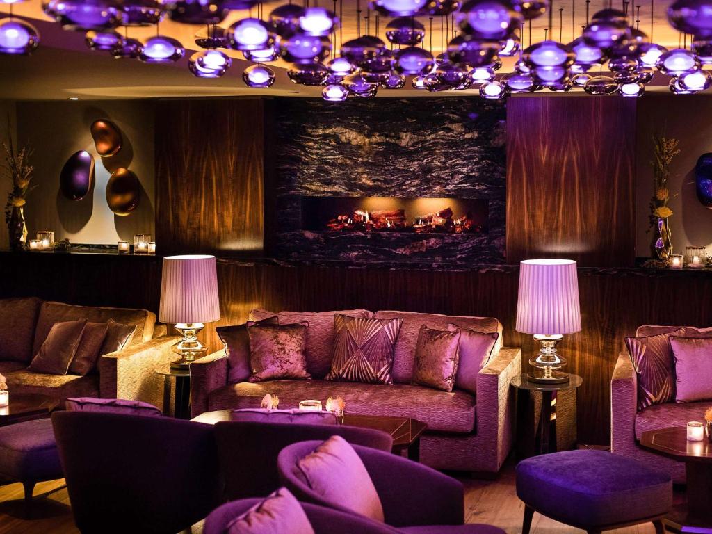 Posezení v ubytování Fairmont Hotel Vier Jahreszeiten