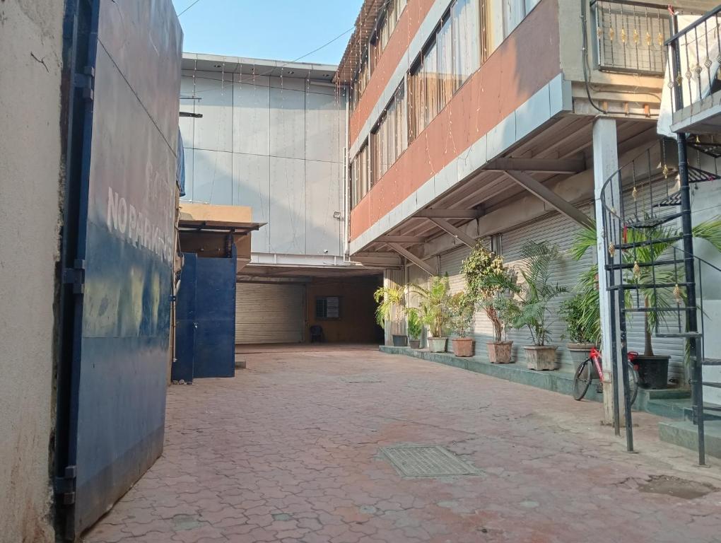 un corridoio vuoto di un edificio con piante in vaso di Hotel Arts International a Mumbai