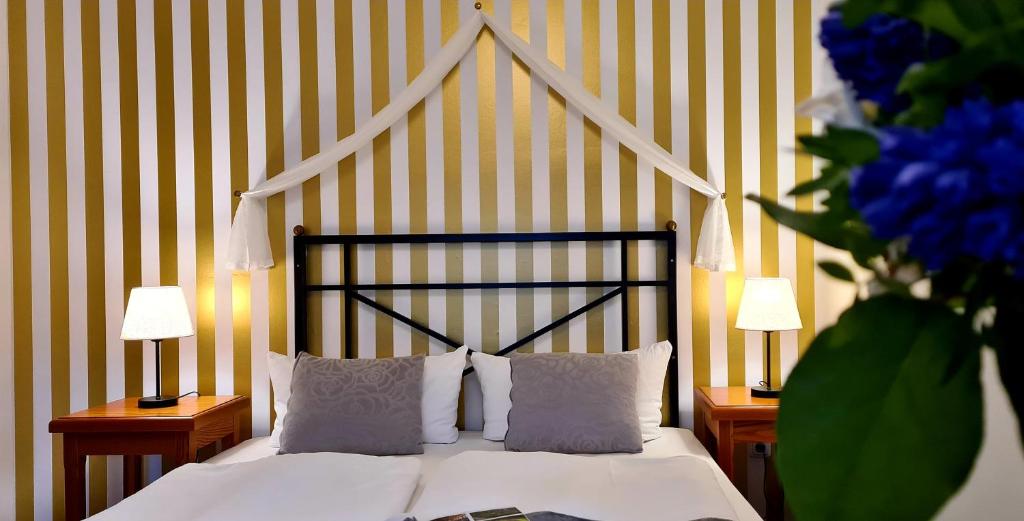 Postel nebo postele na pokoji v ubytování Hotel Schieferhof - GlasLUST