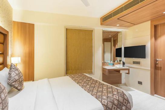 Suitetrails - Hotel Suites unit by Ambiencee -Near cannaught Palace