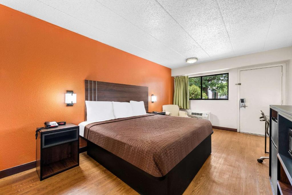 Postel nebo postele na pokoji v ubytování Econo Lodge Charlotte Airport
