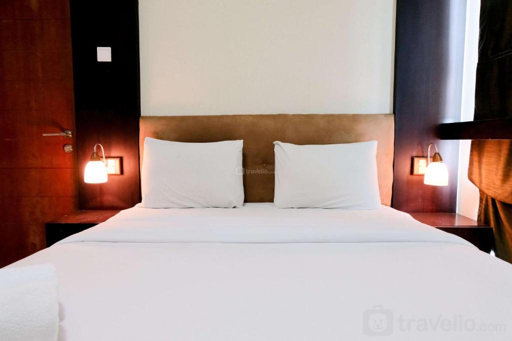 Postel nebo postele na pokoji v ubytování Simply 2BR (No Kitchen) at Apartment Marbella Suites Dago Pakar Bandung By Travelio