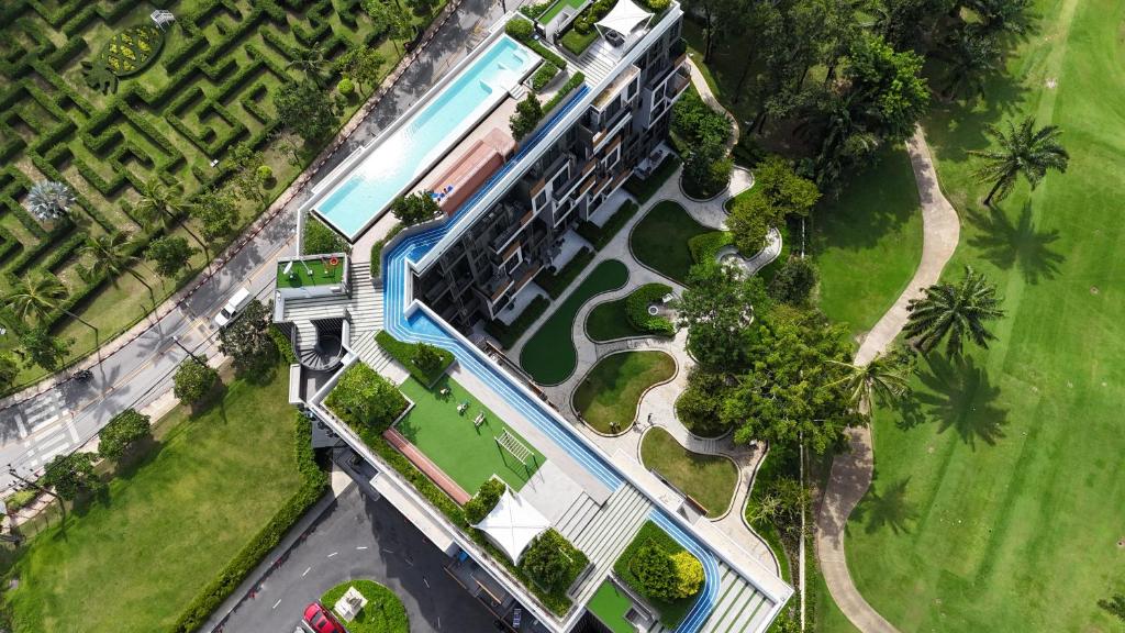 Bazén v ubytování Sky Park Laguna 1bdr Lake View nebo v jeho okolí