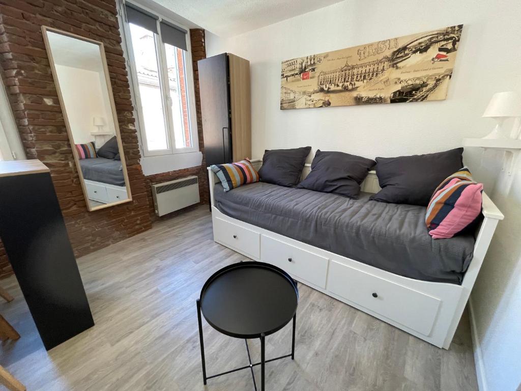 une chambre avec un lit et une chaise dedans dans l'établissement Superbe studio, NEUF, st Cyprien, à Toulouse