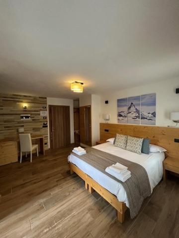 Postel nebo postele na pokoji v ubytování Edelweiss Hotel Champoluc