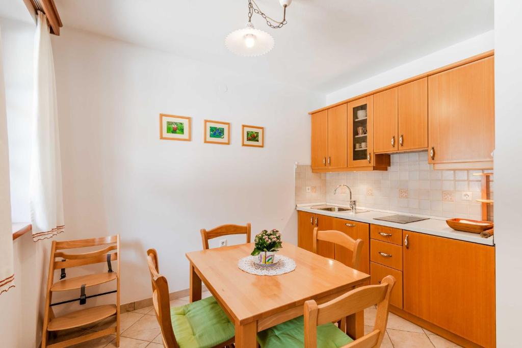 Kuchyň nebo kuchyňský kout v ubytování Apartma Miranda