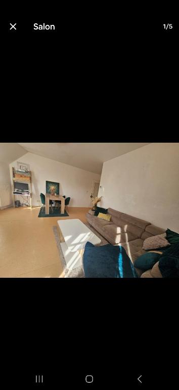 une chambre avec deux lits et une table dans l'établissement Bel appartement proche CDG-PARIS-ASTERIX, à Marly-la-Ville