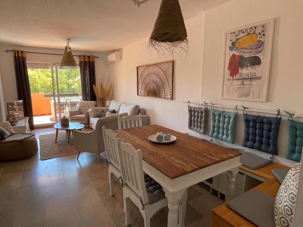 salon z drewnianym stołem i krzesłami w obiekcie 2231 - Amazing 3 bedrooms with 3 sunny terraces w mieście Casares