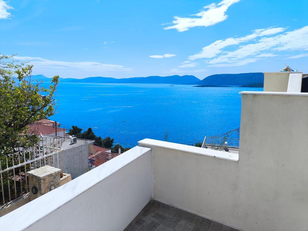 エルミオニにあるOikonomou Villasの家のバルコニーから水の景色を望めます。
