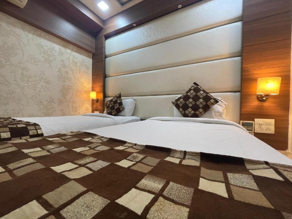 Postel nebo postele na pokoji v ubytování Hotel Kc Inn Ajmer
