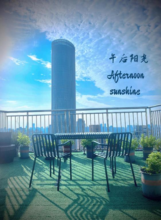 弱水咖啡国际青旅 Only Cafe and Backpackerにあるバルコニーまたはテラス