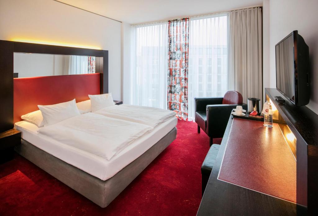 TV a/nebo společenská místnost v ubytování ARCOTEL Velvet Berlin