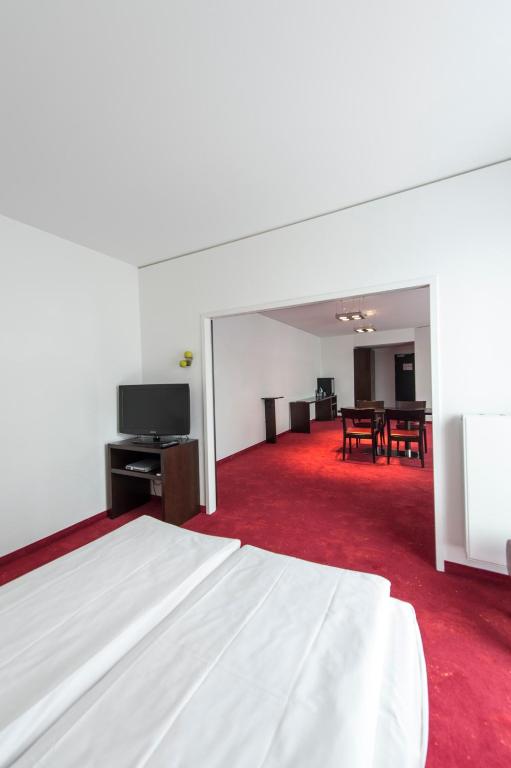 TV a/nebo společenská místnost v ubytování ARCOTEL Velvet Berlin