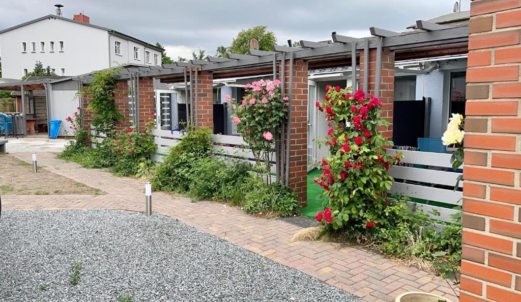 a brick house with flowers on the side of it at Ost See Blick Ferienwohnung Nr1 Baabe in Baabe