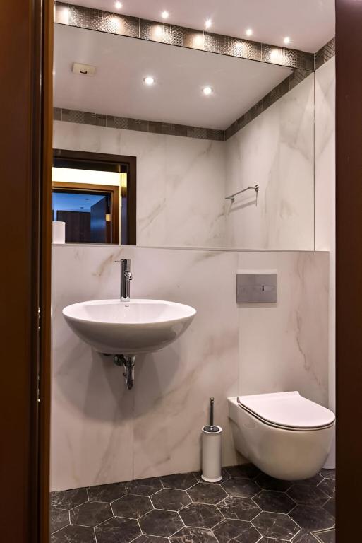 A bathroom at Palace of Culture 2-Bedroom Retreat on Skobelev blvd