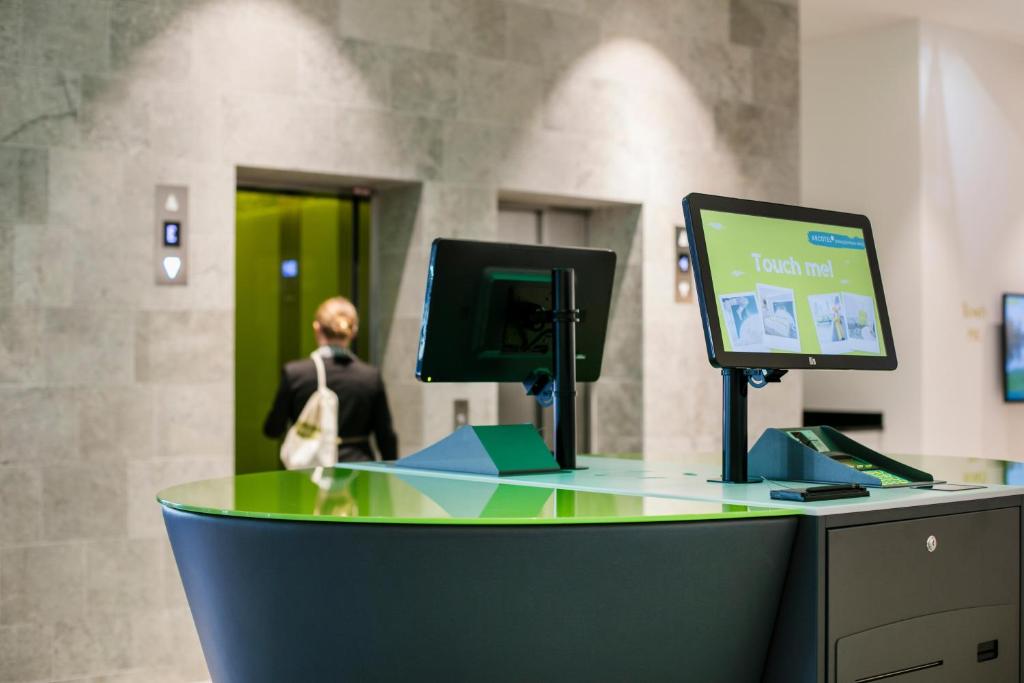 TV a/nebo společenská místnost v ubytování ARCOTEL Donauzentrum Wien