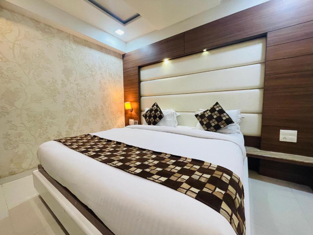 Postel nebo postele na pokoji v ubytování Hotel Kc Inn Ajmer