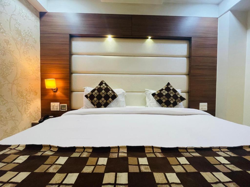Postel nebo postele na pokoji v ubytování Hotel Kc Inn Ajmer