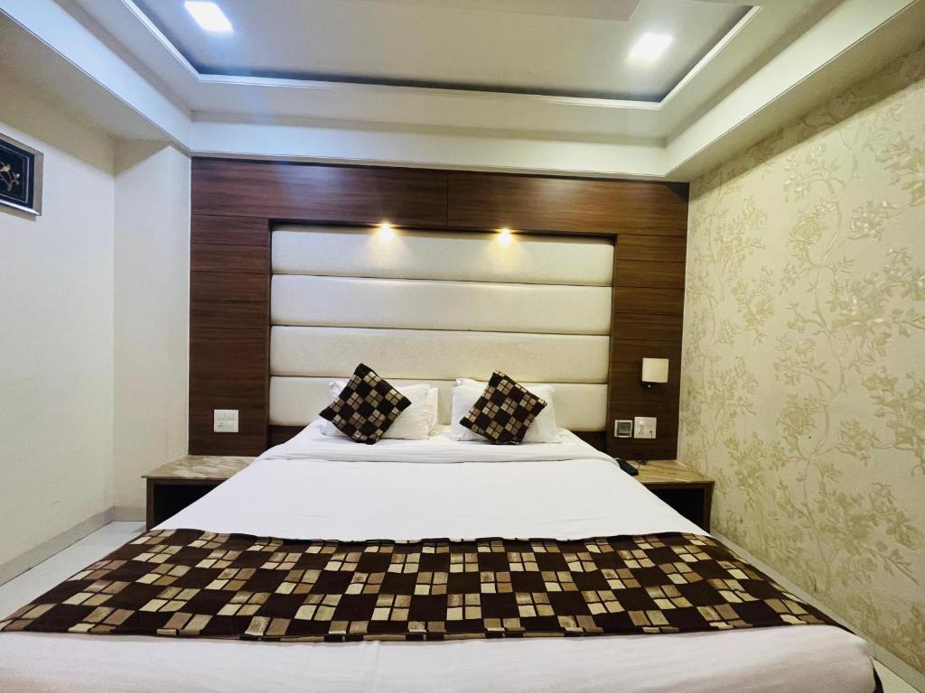 Postel nebo postele na pokoji v ubytování Hotel Kc Inn Ajmer