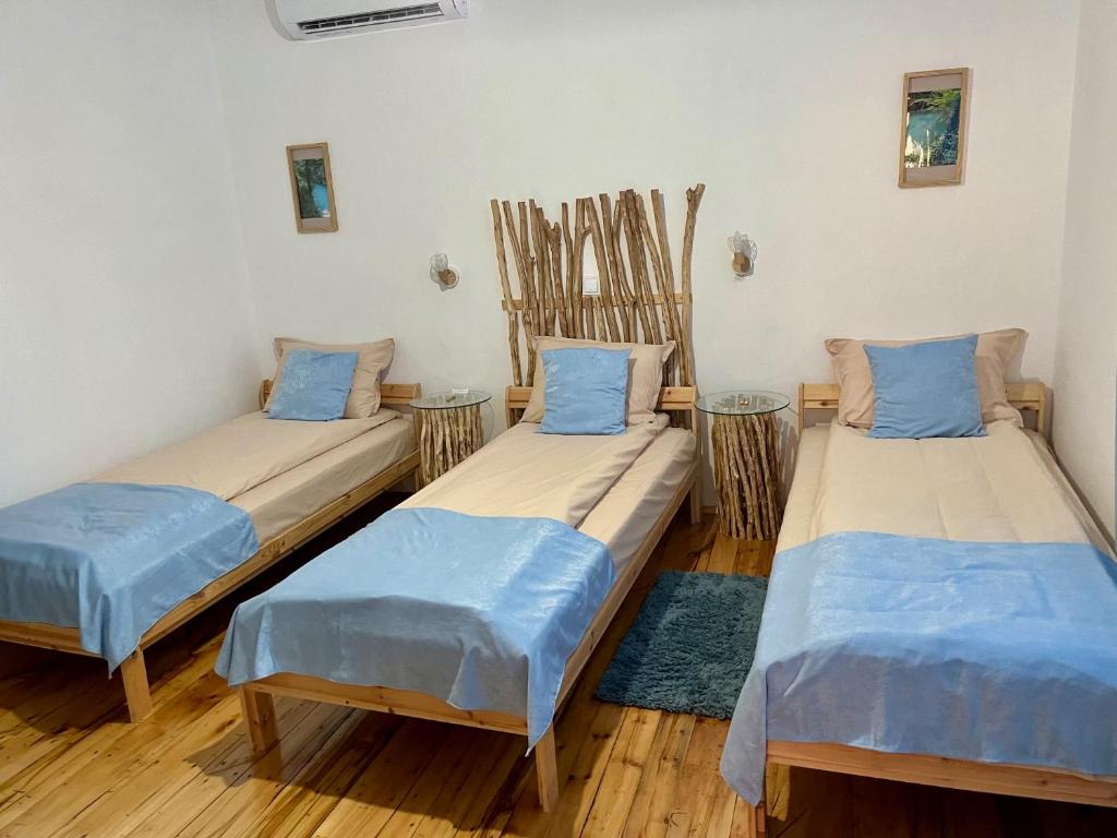 En eller flere senge i et værelse på Къща за гости Куклите Петревене