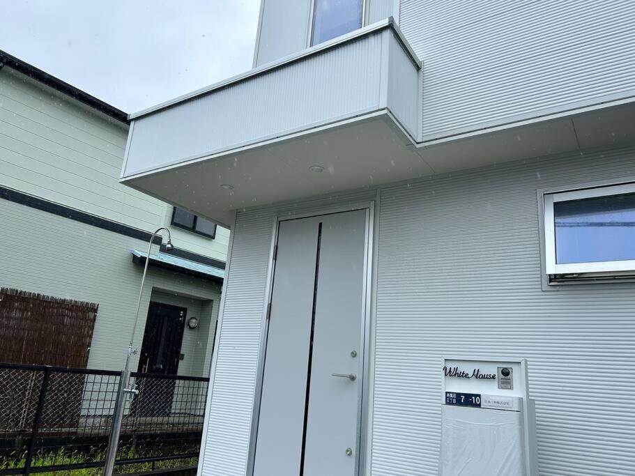 藤泽站前2分 白色浪漫小屋 精致独栋 最多可住4人 免费自行车 有停车位的白色的房子,门上标有标志