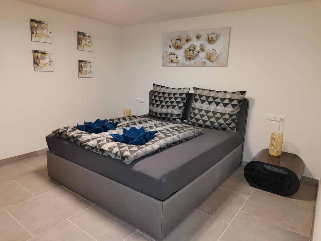 Een bed of bedden in een kamer bij Aparts Lakeview -Gerlitzen -Ossiacher See -Ski