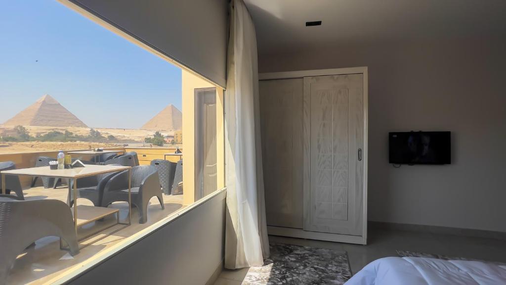 TV a/nebo společenská místnost v ubytování Pyramids Land Suites