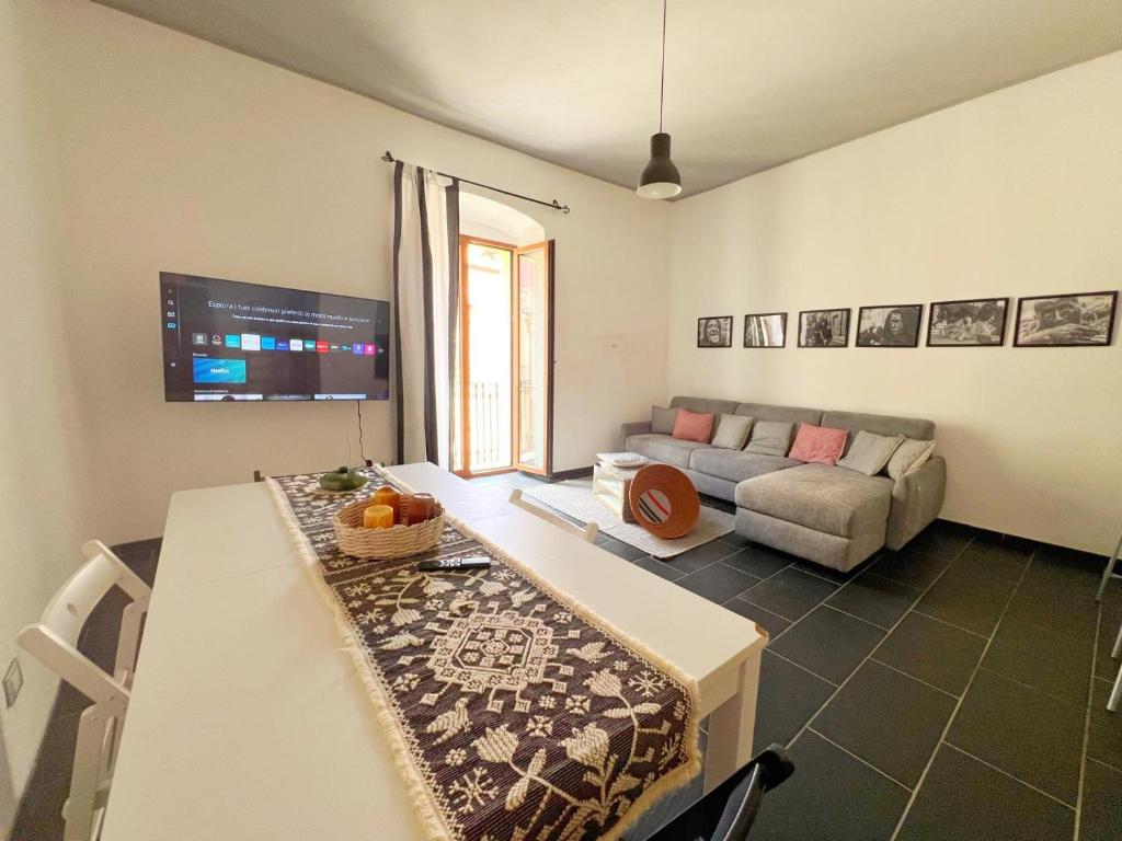 a living room with a table and a couch at Bosa Apartments Episcopio 1 in Bosa