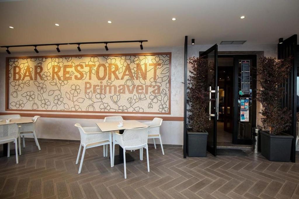 مطعم أو مكان آخر لتناول الطعام في Hotel Primavera