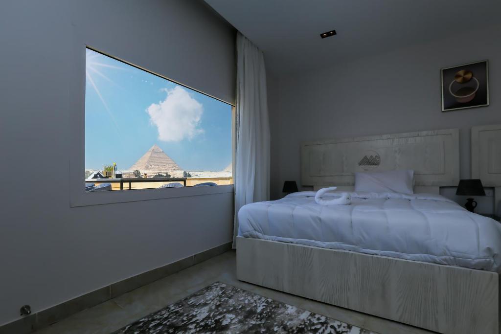 Postel nebo postele na pokoji v ubytování Pyramids Land Suites